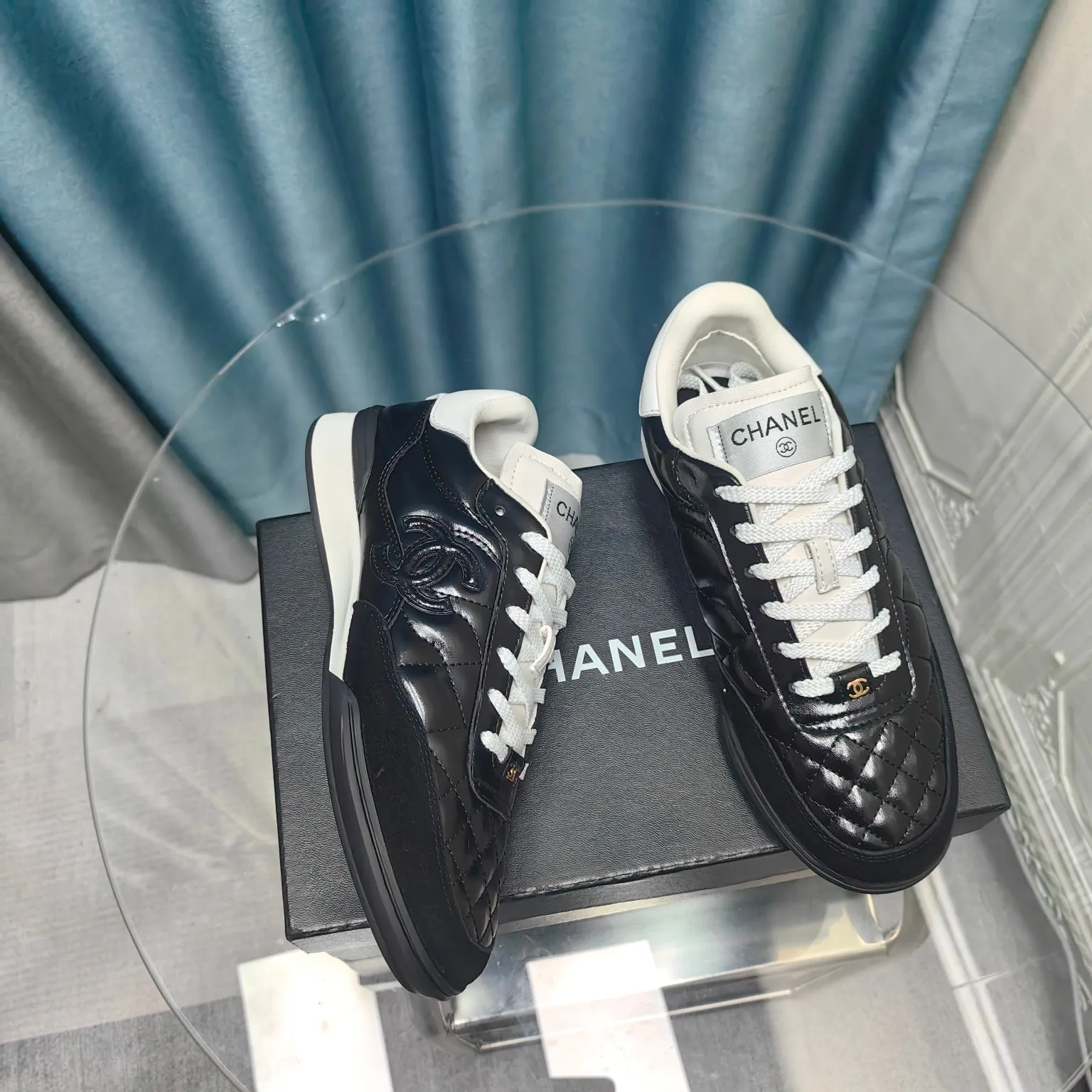 👟👟Ex-factory price 520👟👟 Chanel Chanel - 2024 counter top casual sports shoes This classic design; the upper is electro-embroidered with a variety of techniques; the outsole is fashionable and sporty; it is unusual to incorporate a variety of color matching elements... The diversified mix and match is very beautiful and versatile, casual, fashionable, sports and outdoor can be taken into account... ꫛꫀꪝ Go➫ Material: ❶Upper made of: Original imported mixed-breed sheep ❷Inside made of: original imported breathable sheepskin ❸Outsole based on: original TPU outsole Full set of boutique packaging for women 35–41